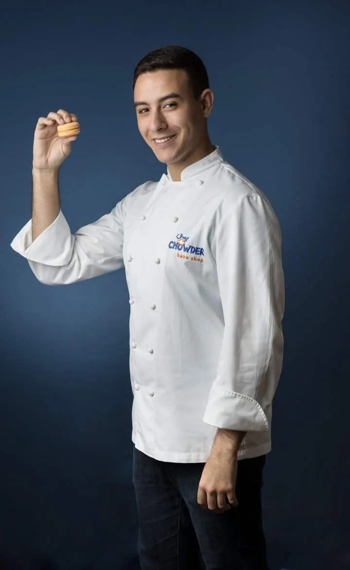 Chef Daniel Souza segurando um macaron