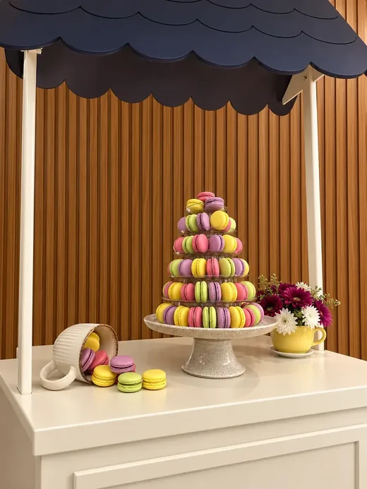 Macarons Bar: carrinho com torre de macarons coloridos