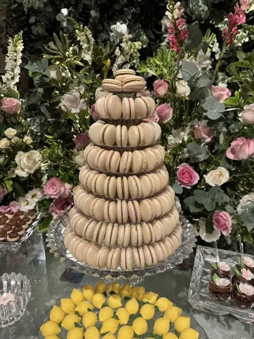 Torre de macarons com flores em casamento